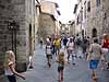 San Gimignano's smalle gamle gader betragtes